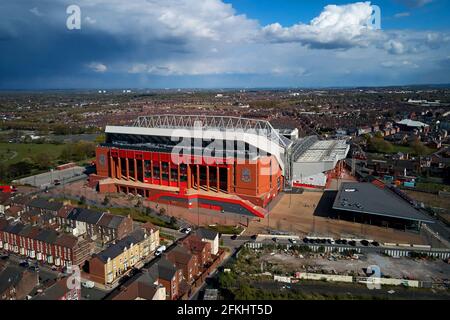 Vista aerea di Anfield che mostra lo stadio in un ambiente urbano circondato da case residenziali Foto Stock