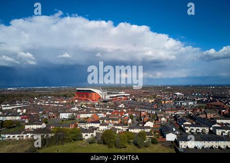 Vista aerea di Anfield che mostra lo stadio in un ambiente urbano circondato da case residenziali Foto Stock