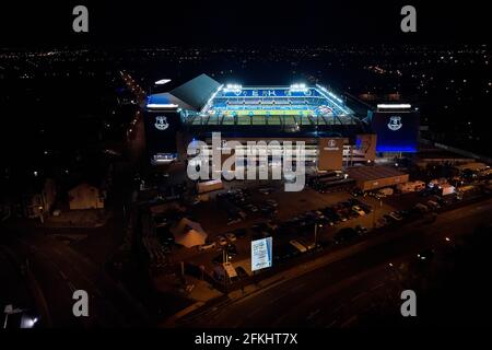 Una vista generale del Goodison Park di notte con i riflettori accesi dopo una partita di calcio che mostra lo stadio nella sua ambientazione urbana Foto Stock