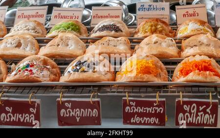 Bancarella di dolci tipici thailandesi in mostra in un mercato tradizionale, Hua Hin, Thailandia Foto Stock