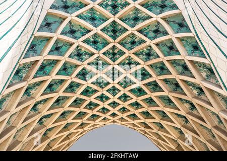 La Torre Azadi, precedentemente conosciuta come la Torre Shahyad, è un monumento che si trova in Piazza Azadi a Teheran, Iran. È uno dei punti di riferimento di Teheran Foto Stock