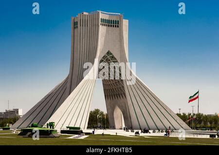 La Torre Azadi, precedentemente conosciuta come la Torre Shahyad, è un monumento che si trova in Piazza Azadi a Teheran, Iran. È uno dei punti di riferimento di Teheran Foto Stock