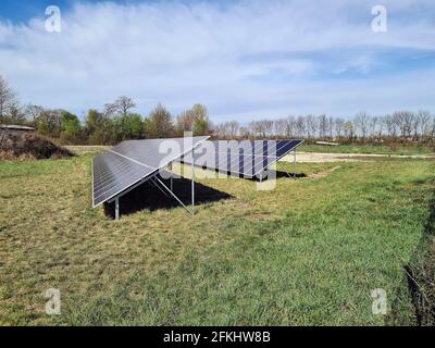 Austria, pannelli solari in campo per la produzione di energia ecocompatibile Foto Stock