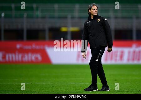 Milano, Italia. 01 maggio 2021. Filippo Inzaghi, capo allenatore di Benevento Calcio, guarda alla fine della Serie UNA partita di calcio tra AC Milano e Benevento Calcio. AC Milan ha vinto 2-0 su Benevento Calcio. Credit: Nicolò campo/Alamy Live News Foto Stock