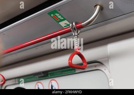 Primo piano della metropolitana o della metropolitana Handrail, tenendo a mano il corrimano rosso a Hong Kong MTR Foto Stock