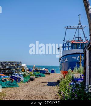 Idea di staycation. La Stade, Hastings, spiaggia di lavoro con granchi pentole, forniture e barca da pesca in camicia BETTY K RX54. East Sussex, Inghilterra, Regno Unito. Foto Stock