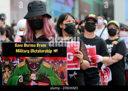 2 maggio 2021, Taipei, Taipei, Taiwan: Vicino mille birmani detengono ritratti di Aung San Suu Kyi, flash un saluto a tre dita, onda bandiere Myanmar e slogan canto nei pressi del Taipei 101 edificio il durante una dimostrazione contro il colpo di stato militare in corso e la dittatura in Myanmar. Il gruppo chiede maggiore attenzione alla situazione da parte della comunità internazionale, compresi i paesi ASEAN, e si fa solidale con i manifestanti favorevoli alla democrazia, a seguito di una serie di uccisioni arbitrarie e arresti della Lega nazionale per la democrazia Aung San Suu Kyi, funzionari e manifestanti da parte dell'esercito AC Foto Stock