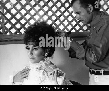 ELIZABETH TAYLOR sulla posizione impostata candid in Sardegna avendo i suoi capelli fissati durante la ripresa DEL BOOM ! 1968 regista JOSEPH LOSEY sceneggiatura Tennessee Williams adattato dalla sua opera The Milk Train does't Stop here more musica John Barry John Heyman Productions / World Film Services / Moon Lake / Universal Pictures Foto Stock