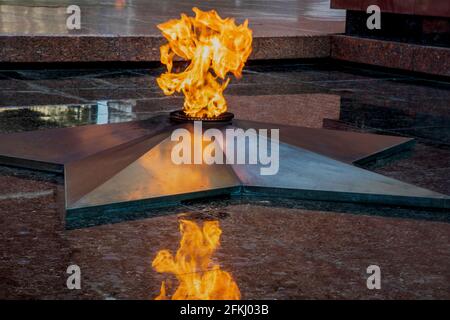 Vista in primo piano della fiamma eterna sulla tomba del Milite Ignoto al Muro del Cremlino nel Giardino Alexander nel centro di Mosca, Russia Foto Stock