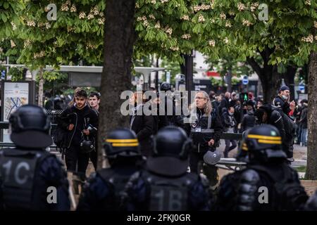 Parigi, Francia. 1 maggio 2021, proteste per la Giornata internazionale del lavoro il 1° maggio 2021 a Parigi, Francia. Ogni anno il giorno di maggio segna la lotta per i diritti dei lavoratori, con sindacati e associazioni che convergono nelle strade. Foto di Pierrick Villette/Avenir Pictures/ABACAPRESS.COM Foto Stock