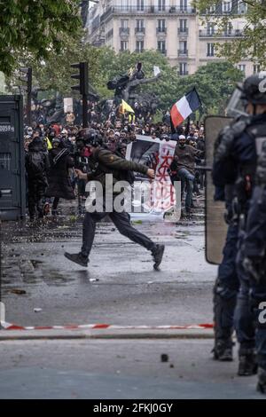 Parigi, Francia. 1 maggio 2021, proteste per la Giornata internazionale del lavoro il 1° maggio 2021 a Parigi, Francia. Ogni anno il giorno di maggio segna la lotta per i diritti dei lavoratori, con sindacati e associazioni che convergono nelle strade. Foto di Pierrick Villette/Avenir Pictures/ABACAPRESS.COM Foto Stock