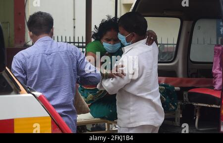 Prayagraj, Uttar Pradesh, India. 2 maggio 2021. Prayagraj: Familiari che trasportano pazienti COVID19 all'ospedale Swaroop Rani Neharu di Prayagraj domenica 02 aprile 2021. Credit: Prabhat Kumar Verma/ZUMA Wire/Alamy Live News Foto Stock