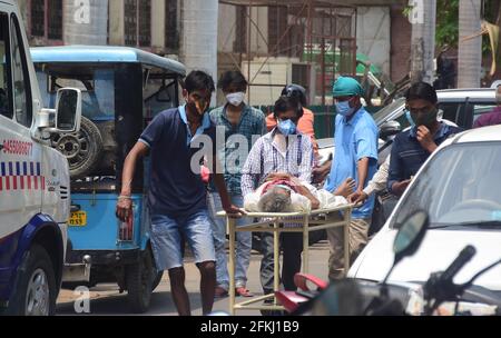 Prayagraj, Uttar Pradesh, India. 2 maggio 2021. Prayagraj: Familiari che trasportano pazienti COVID19 all'ospedale Swaroop Rani Neharu di Prayagraj domenica 02 aprile 2021. Credit: Prabhat Kumar Verma/ZUMA Wire/Alamy Live News Foto Stock