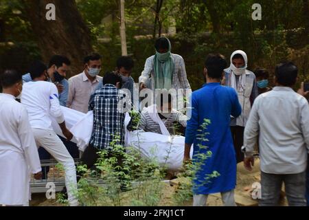 Prayagraj, Uttar Pradesh, India. 2 maggio 2021. Prayagraj: Membro della famiglia di una vittima COVID19 che si è cremata in un cimitero di Prayagraj domenica 02 aprile 2021. Credit: Prabhat Kumar Verma/ZUMA Wire/Alamy Live News Foto Stock