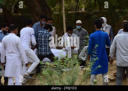 Prayagraj, Uttar Pradesh, India. 2 maggio 2021. Prayagraj: Membro della famiglia di una vittima COVID19 che si è cremata in un cimitero di Prayagraj domenica 02 aprile 2021. Credit: Prabhat Kumar Verma/ZUMA Wire/Alamy Live News Foto Stock