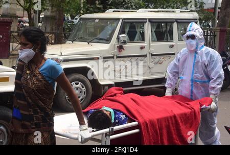 Prayagraj, Uttar Pradesh, India. 2 maggio 2021. Prayagraj: Familiari che trasportano pazienti COVID19 all'ospedale Swaroop Rani Neharu di Prayagraj domenica 02 aprile 2021. Credit: Prabhat Kumar Verma/ZUMA Wire/Alamy Live News Foto Stock