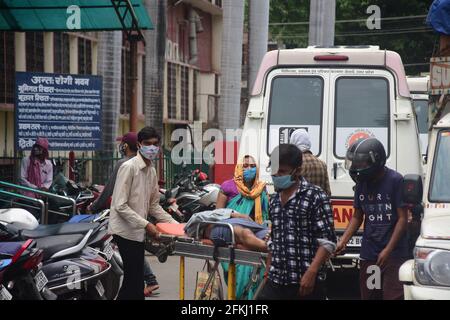 Prayagraj, Uttar Pradesh, India. 2 maggio 2021. Prayagraj: Familiari che trasportano pazienti COVID19 all'ospedale Swaroop Rani Neharu di Prayagraj domenica 02 aprile 2021. Credit: Prabhat Kumar Verma/ZUMA Wire/Alamy Live News Foto Stock