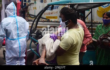 Prayagraj, Uttar Pradesh, India. 2 maggio 2021. Prayagraj: Familiari che trasportano pazienti COVID19 all'ospedale Swaroop Rani Neharu di Prayagraj domenica 02 aprile 2021. Credit: Prabhat Kumar Verma/ZUMA Wire/Alamy Live News Foto Stock