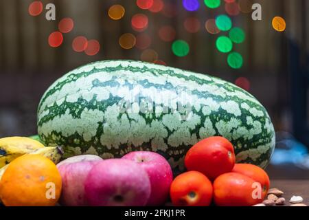 Frutta sul tavolo, cocomero, mela, banana Foto Stock