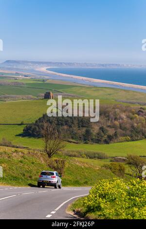 St Catherine's Chapel e Chesil Beach da Abbotsbury Hill, Dorset Foto Stock