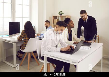 Gruppo multietnico di professionisti diversi nel settore dei collaboratori Foto Stock