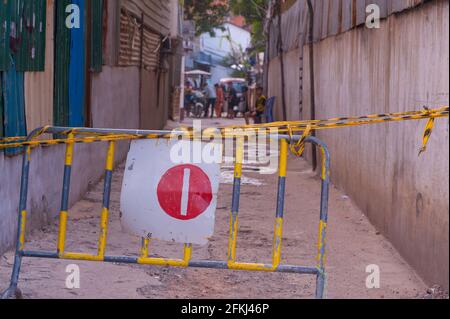 Phnom Penh, Cambogia. 2 maggio 2021. A causa di recenti focolai di COVID - 19 presso fabbriche di abbigliamento e mercati, il governo cambogiano ha imposto un blocco. Il governo ha designato Stueng Meanchey come 'Red zone', tutto è stato chiuso, compresi i negozi di alimentari. I cambogiani nelle 'zone rosse' non hanno quasi accesso al cibo e non sono autorizzati fuori dalle loro case. Molti cambogiani sono in quarantena per le loro strade durante la pandemia del coronavirus. Credit: Kraig Lieb / Alamy Live News Foto Stock