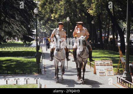 Un paio di forze di polizia spagnole a cavallo, pattugliando dal Prado, Real Jardín Botánico, Paseo del Prado, Madrid, Spagna. Circa anni '90 Foto Stock