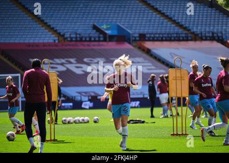 Birmingham, Regno Unito. 02 maggio 2021. Grace Fisk (22 West Ham) si riscalda prima della partita fa Women's Super League tra Aston Villa e West Ham United a Villa Park a Birmingham, Inghilterra. Credit: SPP Sport Press Photo. /Alamy Live News Foto Stock