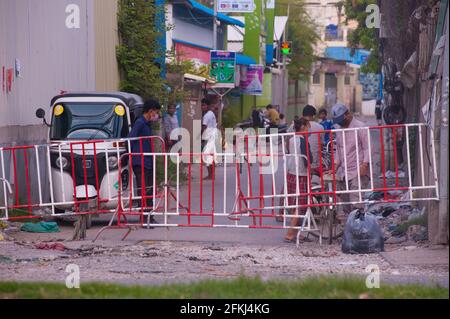 Phnom Penh, Cambogia. 2 maggio 2021. A causa di recenti focolai di COVID - 19 presso fabbriche di abbigliamento e mercati, il governo cambogiano ha imposto un blocco. Il governo ha designato Stueng Meanchey come 'Red zone', tutto è stato chiuso, compresi i negozi di alimentari. I cambogiani nelle 'zone rosse' non hanno quasi accesso al cibo e non sono autorizzati fuori dalle loro case. Molti cambogiani sono in quarantena per le loro strade durante la pandemia del coronavirus. Credit: Kraig Lieb / Alamy Live News Foto Stock