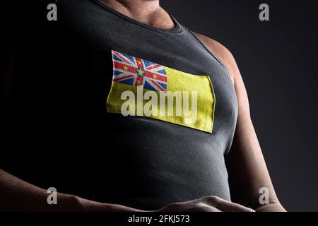 La bandiera nazionale di Niue sul petto dell'atleta Foto Stock