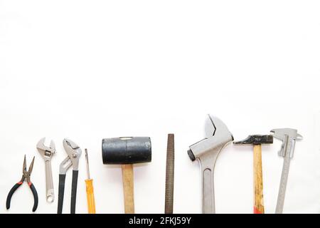 Attrezzatura formata da utensili su sfondo bianco. Strumenti di riparazione e ristrutturazione. Concetto di costruzione e fai da te Foto Stock