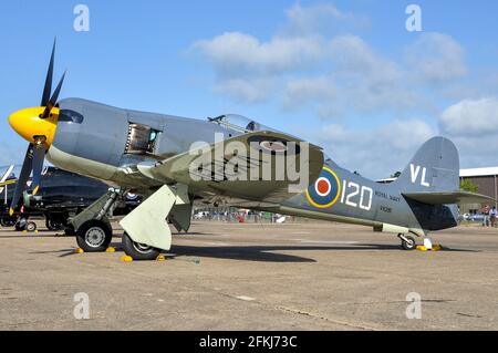 Hawker Sea Fury T.20 aereo da combattimento della seconda guerra mondiale VX281 Registrato G-RNHF ad un airshow Foto Stock