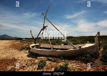 Barca abbandonata sulla spiaggia Foto Stock