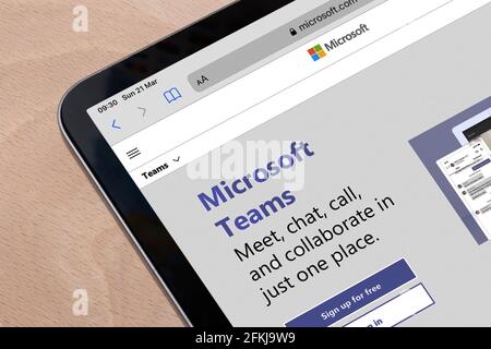 Ostersund, Svezia - Marte 21, 2021: Sito Web dei team Microsoft su un tablet. Teams è una piattaforma unificata di collaborazione e comunicazione di team con workplac Foto Stock