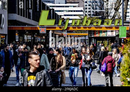 Rotterdam, Paesi Bassi il 1° maggio 2021. In città è pieno di negozi. Lunga coda per i vari negozi del centro dopo che l'allentamento è venuto. Le terrazze si riaprono e si possono entrare negozi da vafgleopn Mercoledì senza un appuntamento. Nonostante la continua pressione sull'assistenza sanitaria, le misure corona sono state allentate oggi. Rotterdam, Paesi Bassi il 1° maggio 2021. Foto di Robin Utrecht/ABACAPRESS.COM Foto Stock