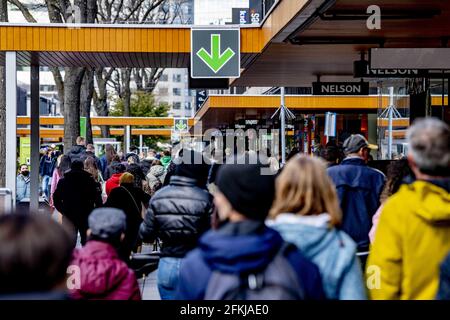 Rotterdam, Paesi Bassi il 1° maggio 2021. In città è pieno di negozi. Lunga coda per i vari negozi del centro dopo che l'allentamento è venuto. Le terrazze si riaprono e si possono entrare negozi da vafgleopn Mercoledì senza un appuntamento. Nonostante la continua pressione sull'assistenza sanitaria, le misure corona sono state allentate oggi. Rotterdam, Paesi Bassi il 1° maggio 2021. Foto di Robin Utrecht/ABACAPRESS.COM Foto Stock