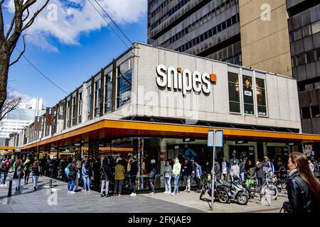 Rotterdam, Paesi Bassi il 1° maggio 2021. In città è pieno di negozi. Lunga coda per i vari negozi del centro dopo che l'allentamento è venuto. Le terrazze si riaprono e si possono entrare negozi da vafgleopn Mercoledì senza un appuntamento. Nonostante la continua pressione sull'assistenza sanitaria, le misure corona sono state allentate oggi. Rotterdam, Paesi Bassi il 1° maggio 2021. Foto di Robin Utrecht/ABACAPRESS.COM Foto Stock