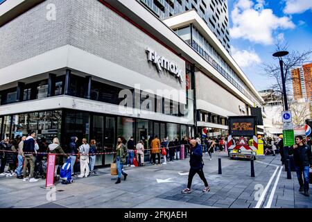 Rotterdam, Paesi Bassi il 1° maggio 2021. In città è pieno di negozi. Lunga coda per i vari negozi del centro dopo che l'allentamento è venuto. Le terrazze si riaprono e si possono entrare negozi da vafgleopn Mercoledì senza un appuntamento. Nonostante la continua pressione sull'assistenza sanitaria, le misure corona sono state allentate oggi. Rotterdam, Paesi Bassi il 1° maggio 2021. Foto di Robin Utrecht/ABACAPRESS.COM Foto Stock