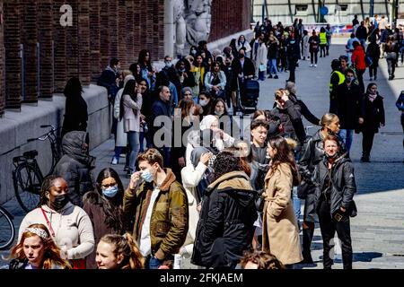 Rotterdam, Paesi Bassi il 1° maggio 2021. In città è pieno di negozi. Lunga coda per i vari negozi del centro dopo che l'allentamento è venuto. Le terrazze si riaprono e si possono entrare negozi da vafgleopn Mercoledì senza un appuntamento. Nonostante la continua pressione sull'assistenza sanitaria, le misure corona sono state allentate oggi. Rotterdam, Paesi Bassi il 1° maggio 2021. Foto di Robin Utrecht/ABACAPRESS.COM Foto Stock