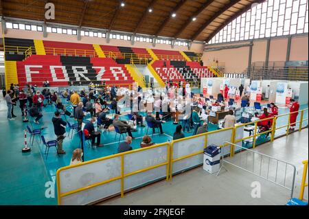 Corigliano Rossano, Italia. 01 Maggio 2021. Corigliano Rossano, Vai Day vaccinazioni in Calabria, migliaia di persone vaccinate nei quattro giorni di vaccinazione in tutti i centri di vaccinazione della regione con la disponibilità di vaccini come AstraZeneca, Pfizer, moderna per combattere Covid-19. Credit: Agenzia fotografica indipendente/Alamy Live News Foto Stock