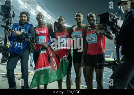 Stadio Slesiano, Chorzow, Polonia. 1 maggio 2021. World Athletics Relays 2021. Giorno 1; il team keniota festeggia vincendo una medaglia nei relè misti Credit: Action Plus Sports/Alamy Live News Foto Stock