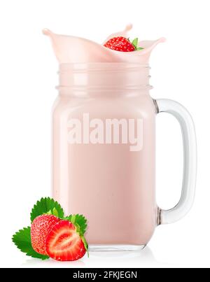 fragola cadente in vaso di mason di yogurt con spruzzi Foto Stock