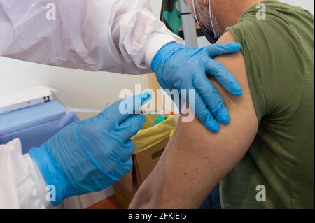 Corigliano Rossano, Italia. 01 Maggio 2021. Corigliano Rossano, Vai Day vaccinazioni in Calabria, migliaia di persone vaccinate nei quattro giorni di vaccinazione in tutti i centri di vaccinazione della regione con la disponibilità di vaccini come AstraZeneca, Pfizer, moderna per combattere Covid-19. Credit: Agenzia fotografica indipendente/Alamy Live News Foto Stock