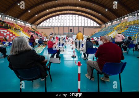 Corigliano Rossano, Italia. 01 Maggio 2021. Corigliano Rossano, Vai Day vaccinazioni in Calabria, migliaia di persone vaccinate nei quattro giorni di vaccinazione in tutti i centri di vaccinazione della regione con la disponibilità di vaccini come AstraZeneca, Pfizer, moderna per combattere Covid-19. Credit: Agenzia fotografica indipendente/Alamy Live News Foto Stock