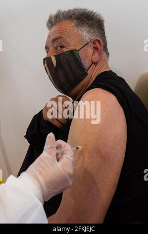 Corigliano Rossano, Italia. 01 Maggio 2021. Corigliano Rossano, Vai Day vaccinazioni in Calabria, migliaia di persone vaccinate nei quattro giorni di vaccinazione in tutti i centri di vaccinazione della regione con la disponibilità di vaccini come AstraZeneca, Pfizer, moderna per combattere Covid-19. Credit: Agenzia fotografica indipendente/Alamy Live News Foto Stock