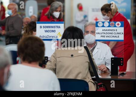 Corigliano Rossano, Italia. 01 Maggio 2021. Corigliano Rossano, Vai Day vaccinazioni in Calabria, migliaia di persone vaccinate nei quattro giorni di vaccinazione in tutti i centri di vaccinazione della regione con la disponibilità di vaccini come AstraZeneca, Pfizer, moderna per combattere Covid-19. Credit: Agenzia fotografica indipendente/Alamy Live News Foto Stock