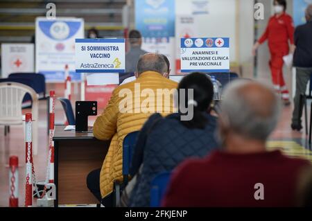 Corigliano Rossano, Italia. 01 Maggio 2021. Corigliano Rossano, Vai Day vaccinazioni in Calabria, migliaia di persone vaccinate nei quattro giorni di vaccinazione in tutti i centri di vaccinazione della regione con la disponibilità di vaccini come AstraZeneca, Pfizer, moderna per combattere Covid-19. Credit: Agenzia fotografica indipendente/Alamy Live News Foto Stock