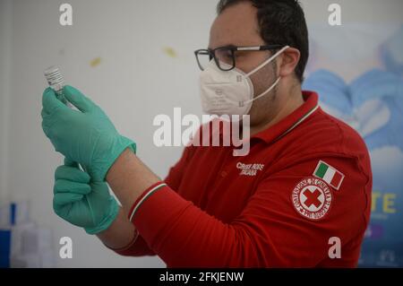 Corigliano Rossano, Italia. 01 Maggio 2021. Corigliano Rossano, Vai Day vaccinazioni in Calabria, migliaia di persone vaccinate nei quattro giorni di vaccinazione in tutti i centri di vaccinazione della regione con la disponibilità di vaccini come AstraZeneca, Pfizer, moderna per combattere Covid-19. Credit: Agenzia fotografica indipendente/Alamy Live News Foto Stock