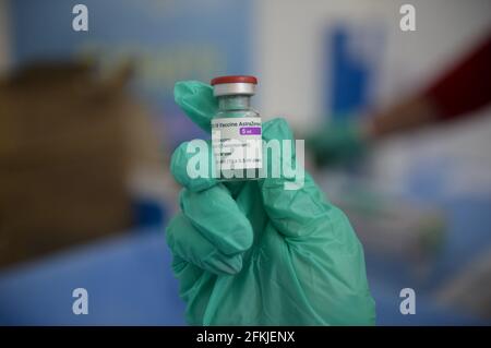 Corigliano Rossano, Italia. 01 Maggio 2021. Corigliano Rossano, Vai Day vaccinazioni in Calabria, migliaia di persone vaccinate nei quattro giorni di vaccinazione in tutti i centri di vaccinazione della regione con la disponibilità di vaccini come AstraZeneca, Pfizer, moderna per combattere Covid-19. Credit: Agenzia fotografica indipendente/Alamy Live News Foto Stock