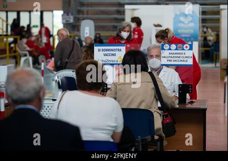 Corigliano Rossano, Italia. 01 Maggio 2021. Corigliano Rossano, Vai Day vaccinazioni in Calabria, migliaia di persone vaccinate nei quattro giorni di vaccinazione in tutti i centri di vaccinazione della regione con la disponibilità di vaccini come AstraZeneca, Pfizer, moderna per combattere Covid-19. Credit: Agenzia fotografica indipendente/Alamy Live News Foto Stock